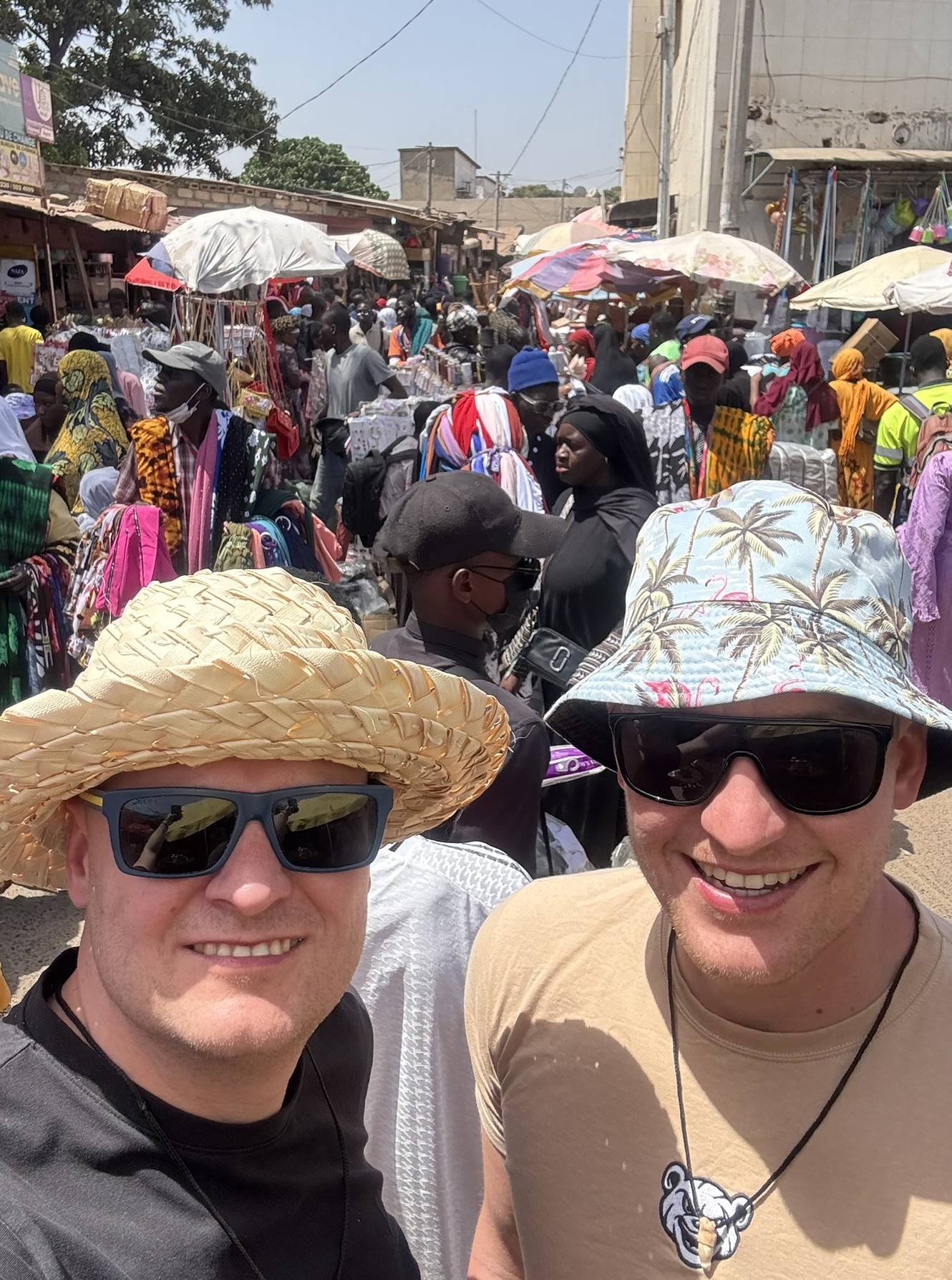 To najmniejsze państwo w Afryce nad Oceanem Atlantyckim , kraj który z każdej strony otoczony jest innym krajem. Zapraszam na odcinek pt. Bracia „W” na czarnym lądzie – Gambia #76